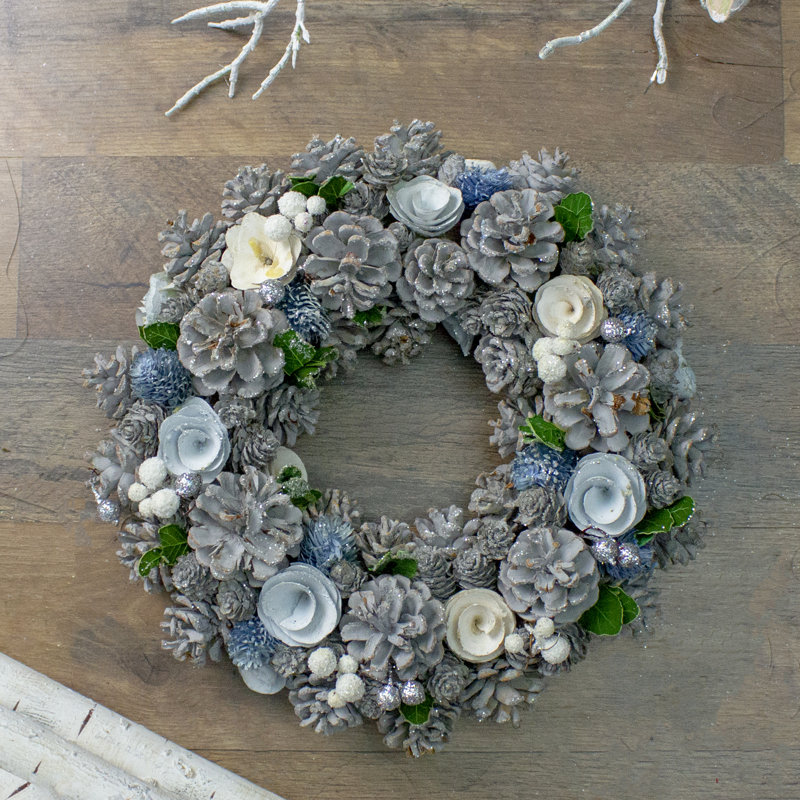 Couronne de Noël en forme de pomme de pin givrée et de roses en bois - non éclairé 13 pouces