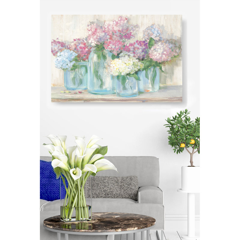 Hortensias en verre bleu, rose rouge sur rebord sur panneau crème, floral, H 26 po x l 50 po x P 1,5 po