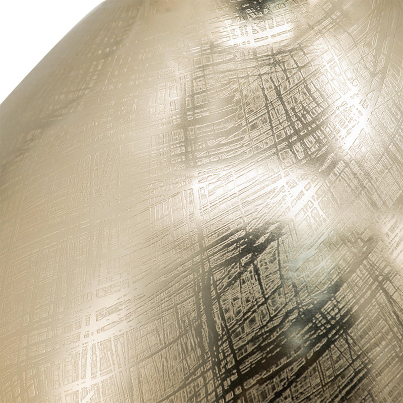 Vase en aluminium, H 18,5 po x l 8,5 po x P 8,5 po