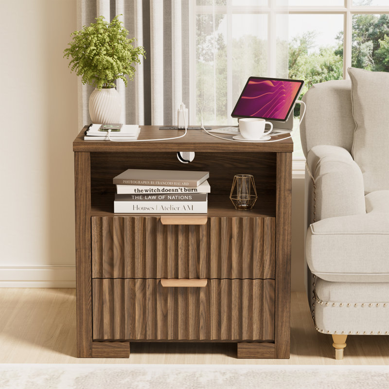 Table de chevet à 2 tiroirs avec station de recharge, table de chevet en bois cannelé de 60 cm (23,6 po) pour chambre ou salon