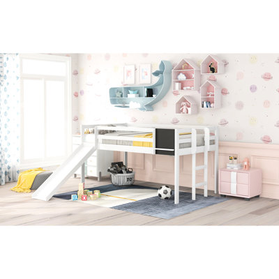 Lit mezzanine simple blanc avec pin - tableau noir, glissade et escalier pour une chambre à coucher créative