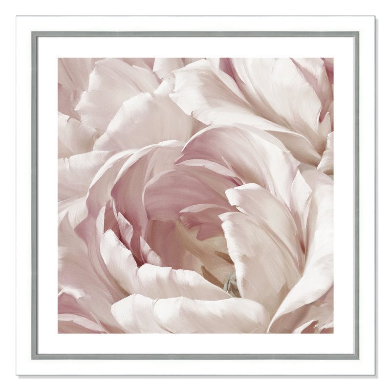 Intime rosé II - photographie, H 34,25 po x l 34,25 po x P 1,125 po, Encadrement blanc / argenté