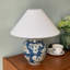 Petite lampe de table moderne en céramique bleue et métal avec abat-jour en mélange de lin pour le salon de la chambre à coucher, ampoule incluse-133222395