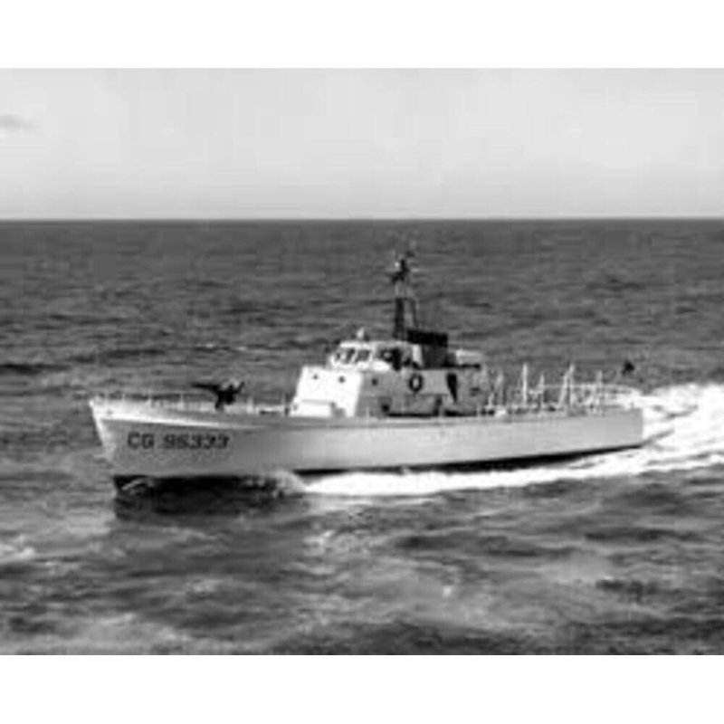 Maquette de bateau USCGC Cape Rosier (WB-95333), H 10 po x l 36 po x P 5 po