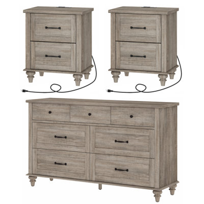 Ensemble de chambre Scarlett 3 pièces - Comprend une commode à 7 tiroirs, un ensemble de 2 tables de chevet avec station de recharge et tiroirs, et un ensemble commode et tables de chevet 3 pièces.