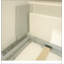 Lit escamotable horizontal moderne pour une personne avec étagères de rangement pour une utilisation optimale de l'espace.