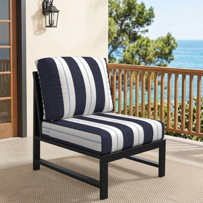 Fauteuil modulaire sans accoudoirs avec dossier en lattes angulaires et coussins Sunbrella Oltjana