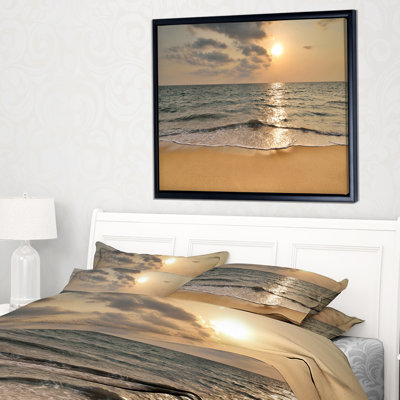 «Dark Tropical Sand Beach at Sunset», photographie