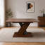 Cet ensemble de tables et chaises de salle à manger présente un design moderne et élégant, qui rehausse son esthétique. La table est dotée d'un piètement robuste en forme de X décalé, qui met en valeur sa beauté géométrique.