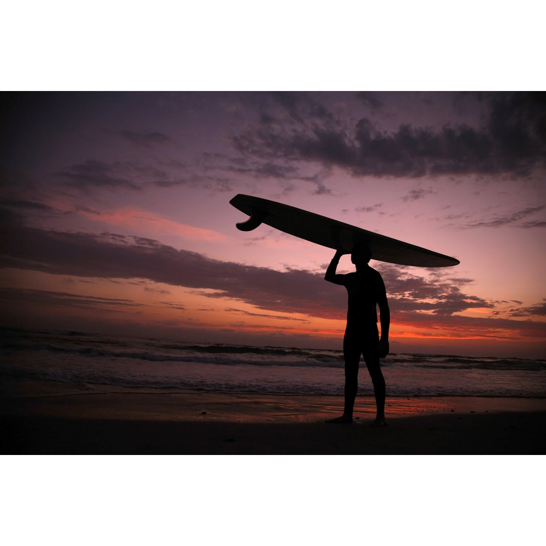 Silhouette eines Surfers bei Sonnenuntergang - Leinwandbild