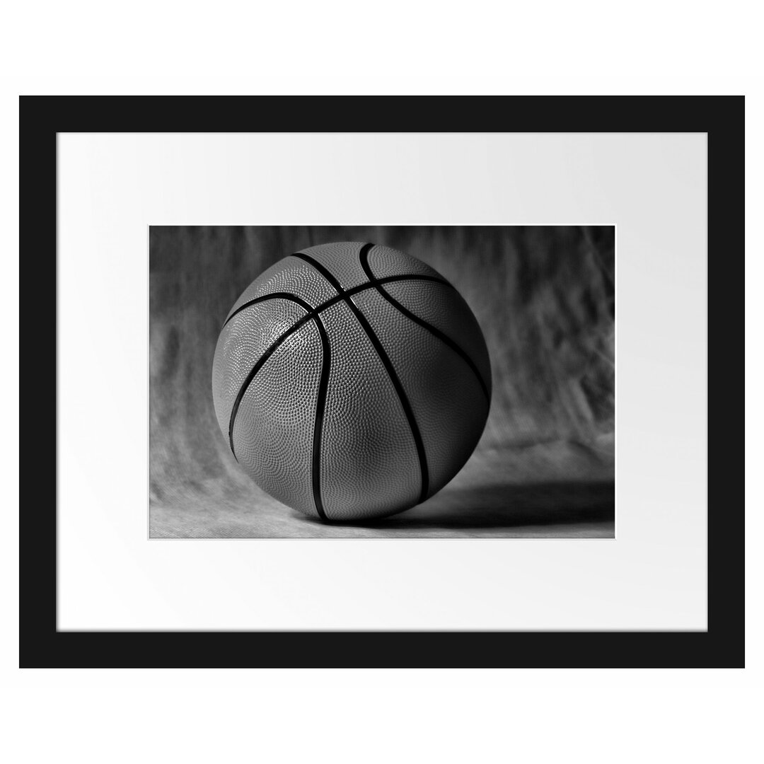 Gerahmtes Poster Basketball schwarzer Hintergrund