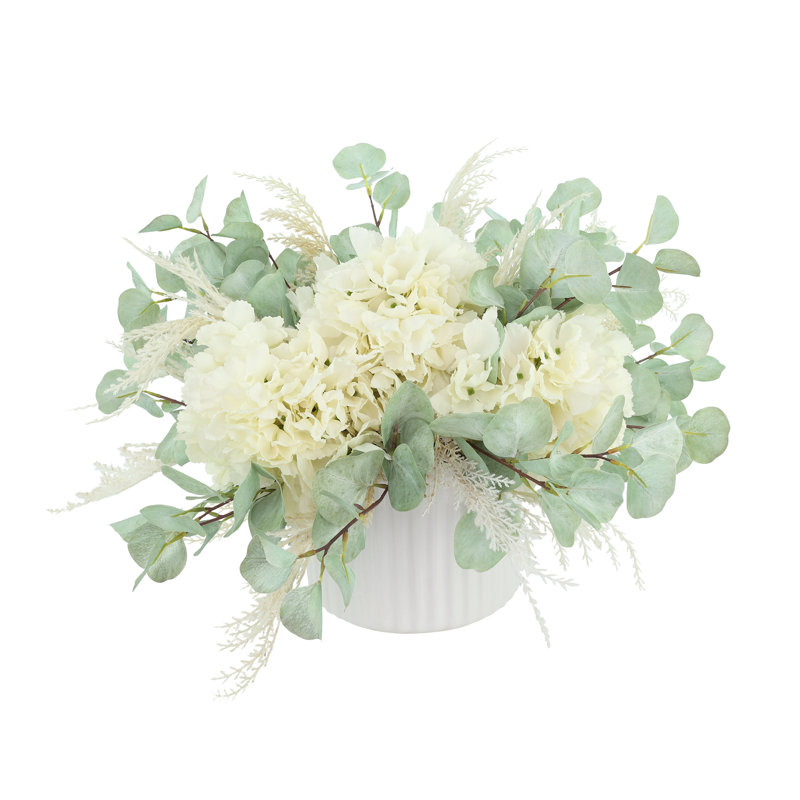 Hortensia et eucalyptus dans un pot en céramique