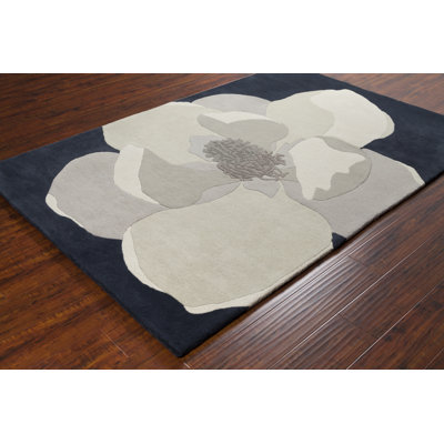 Très grand tapis floral en laine touffeté à la main bleu marine, ivoire, beige et gris Ailey Authentic