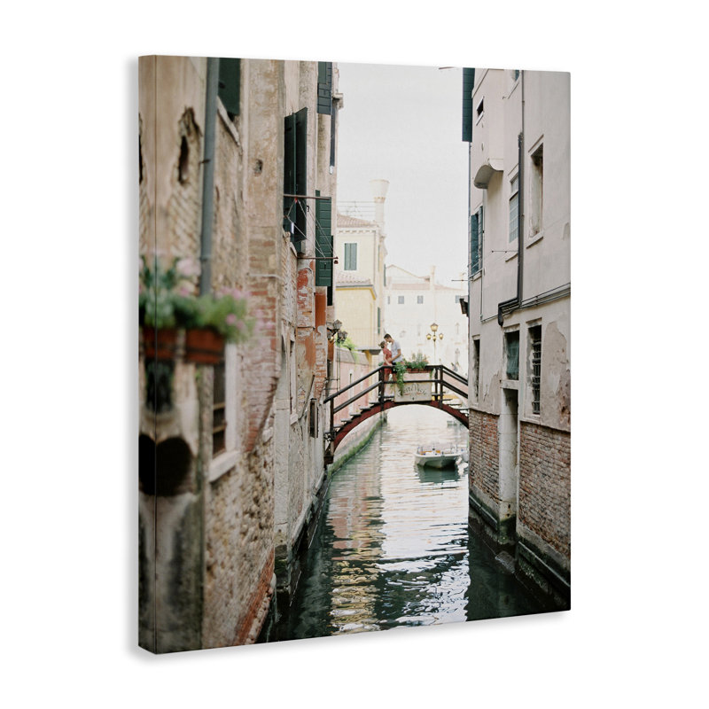 «Couple on Canal Bridge» par Justine Milton, H 30 po x l 24 po