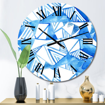 Horloge murale triangulaire géométrique bleu clair sur fond blanc II