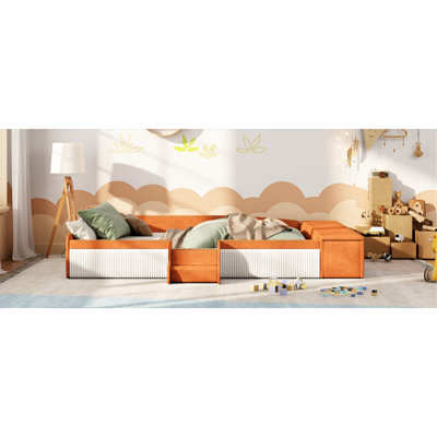 Lit de jour Queen Size avec revêtement en velours, escalier, rangement à vérin à gaz, couleurs contrastées marron et blanc et barrières de sécurité rembourrées pour un confort optimal et une chambre fonctionnelle.