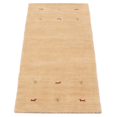 Les tapis Gabbeh sont fabriqués à la main avec des poils très hauts et des motifs très simples et stylisés.