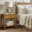 Charmante table de chevet traditionnelle avec de multiples fonctionnalités pour votre chambre à coucher