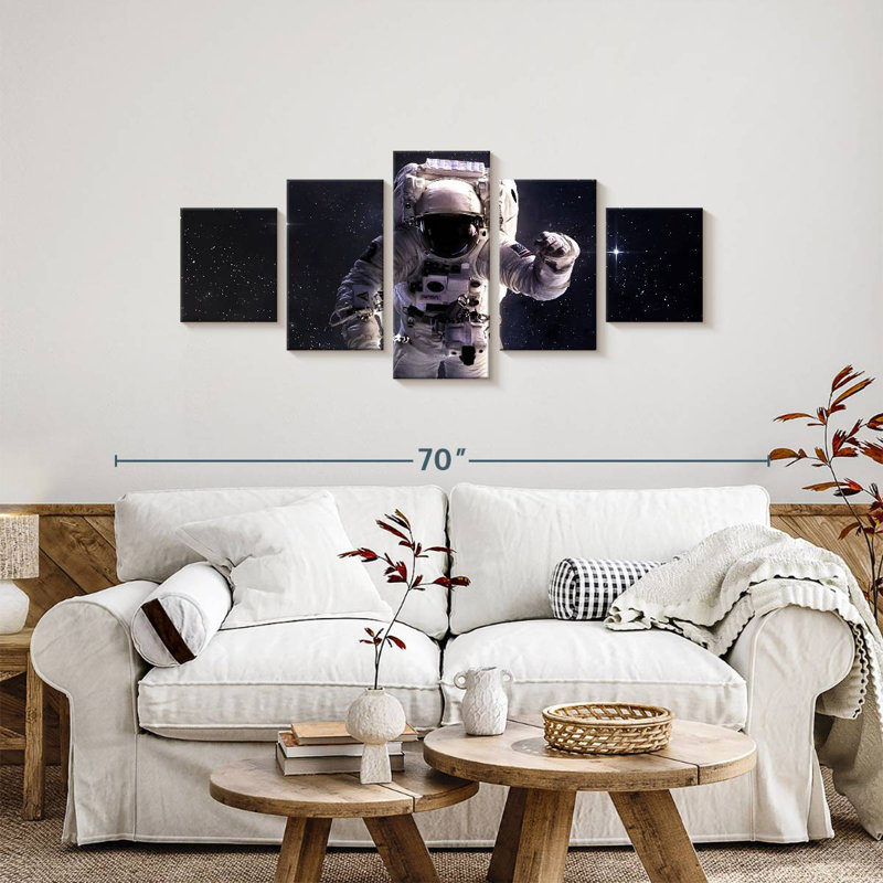 Astronaute flottant, H 24 po x l 55 po