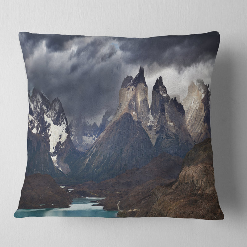 Coussin lombaire Photographie Torres Del Paine Cuernos, 16 po x 16 po, Carré