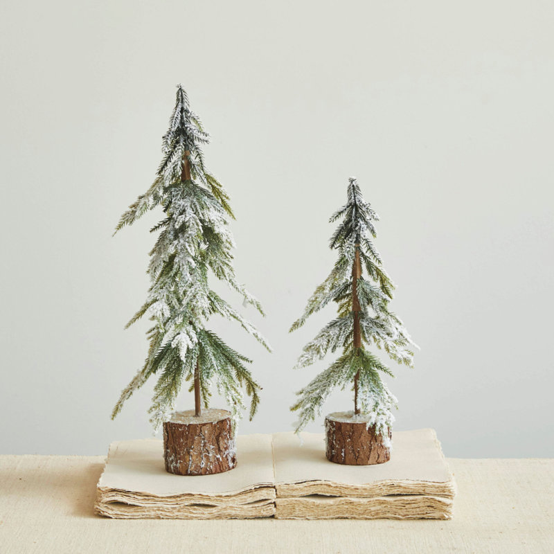 Faux sapin avec base et finition neige