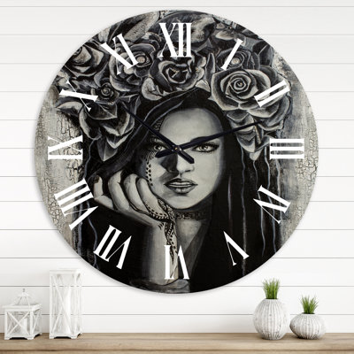 Portrait d'une jeune femme avec des fleurs III - horloge murale moderne