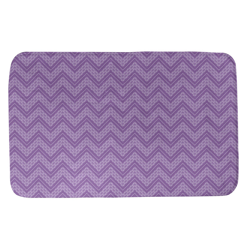 Tapis pour salle de bain à motif à chevrons à la main Stephenie, l 21 po x L 34 po, Violet clair / violet