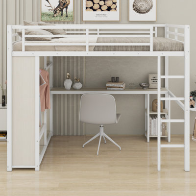 Structure de lit mezzanine avec garde-robe intégrée, bureau et tablettes de rangement
