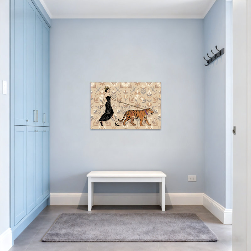 Animaux, femme élégante avec un tigre en laisse, H 12 po x l 18 po