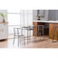 Ensemble de repas de bistro compact avec deux tabourets, table et chaises noires peu encombrantes pour petites cuisines