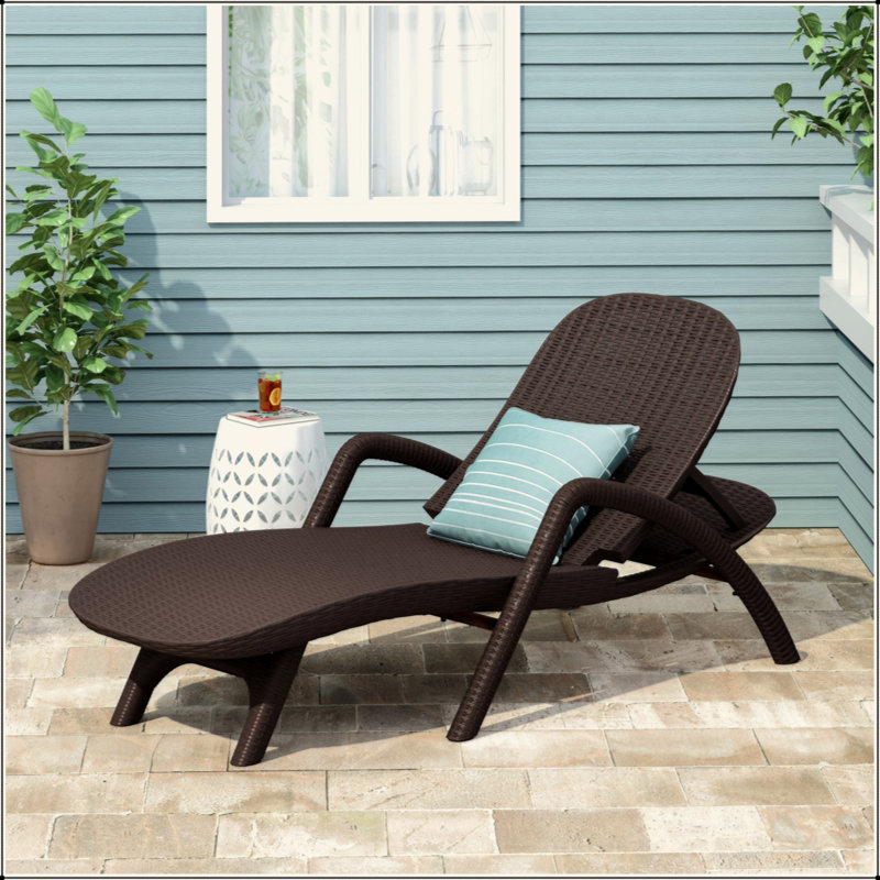 Charmante chaise longue en résine de polypropylène pour se détendre à l'extérieur