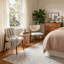Chaise de salle à manger beige rembourrée de style milieu du siècle, avec revêtement en lin et structure en noyer-292908867