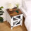 Table de chevet avec station de charge Farmhouse, table de chevet 18 po avec porte grillagée et tablette réglable, table d'appoint rustique pour salon de chambre à coucher, blanc