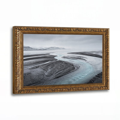 Tableau sur toile représentant une rivière glaciaire sinueuse et des montagnes enneigées