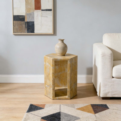 Table d'appoint luxueuse en marbre naturel espagnol de luxe, table de bout hexagonale de 16 cm de long avec finition polie, socle en pierre géométrique moderne et table de chevet pour le salon (jaune / or, 40 cm x 32 cm)