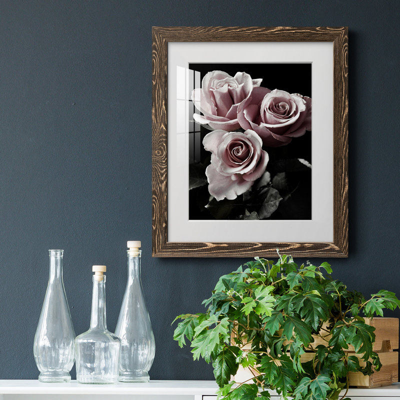 Rose noire I - photographie, Papier, cadre noyer, H 44 po x l 31 po x P 1 po