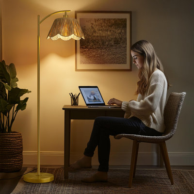 Lampe sur pied en arc pour le salon, lampe sur pied en rotin Boho avec abat-jour tissé à la main, interrupteur au pied, base et mât en métal doré, lampe sur pied de style campagnard pour coin de chambre à coucher, lecture