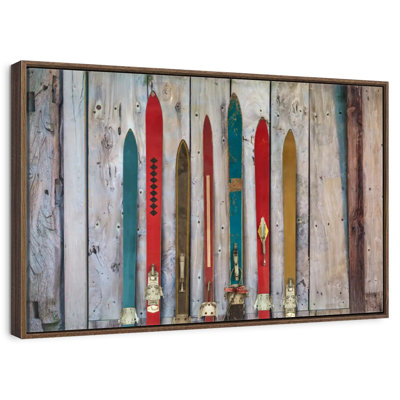 Skis rustiques colorés