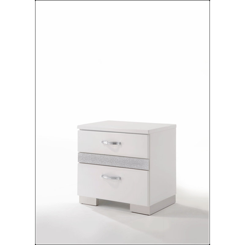 Table de chevet à finition ultrabrillante avec trois tiroirs fonctionnels, y compris un compartiment à bijoux dédié pour le rangement de la chambre à coucher organisée.