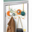 Porte-crochets moderne en métal au-dessus de la porte-112585319