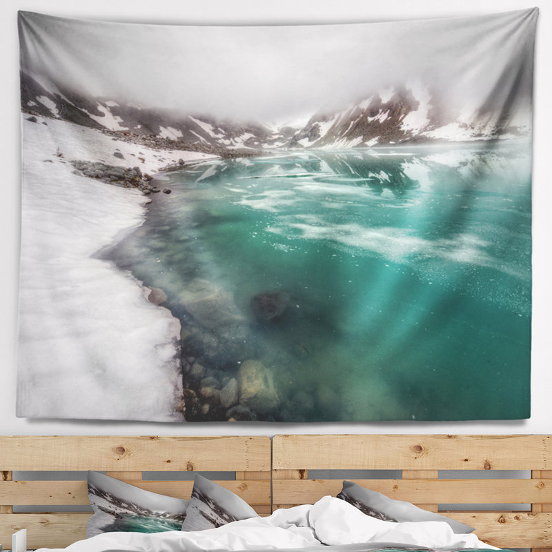 Tapisserie en polyester lake avec des montagnes icys et des accessoires suspendus inclus, H 78 po x l 92 po