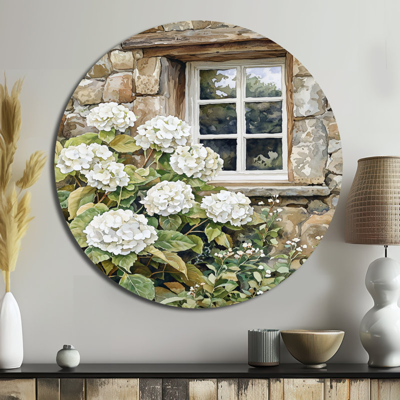 Hortensias dans un jardin de pierre II - décoration murale ronde en métal hydrangées, H 36 po x l 36 po