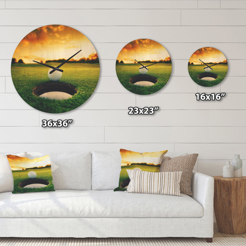Balle de golf près du trou - Horloge murale moderne en bois, Très grand