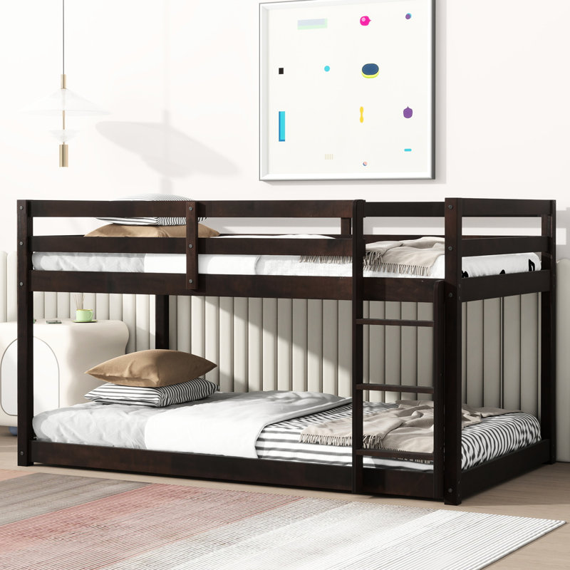 Lit simple au-dessus d'un lit mezzanine avec - Fabrication en bois d'hévéa massif pour une utilisation efficace de l'espace dans une chambre à coucher polyvalente