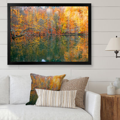 Automne, feuilles colorées sur un lac - reproduction d'art sur toile traditionnelle