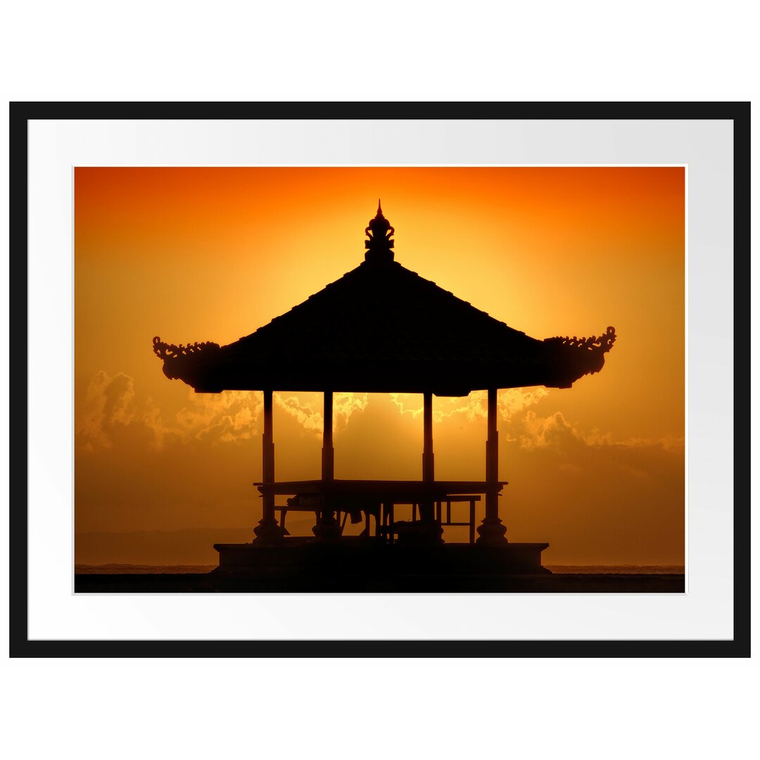 Gerahmtes Poster Pagode in Bali im Sonnenuntergang