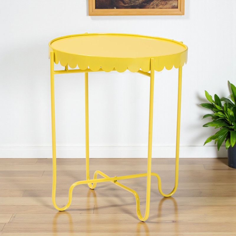 Table d'appoint ronde Muriel avec plateau festonné et base décorative en métal jaune