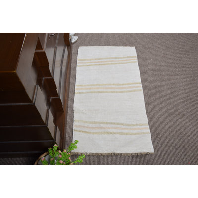 Tapis de porte turc rétro avec motif rayé beige classique offrant un accueil chaleureux