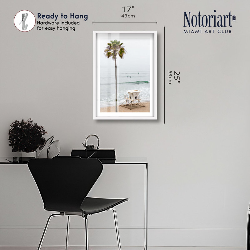 «Lifeguard Station 6 Shadowbox» par Notoriart, H 25 po x l 17 po, Blanc