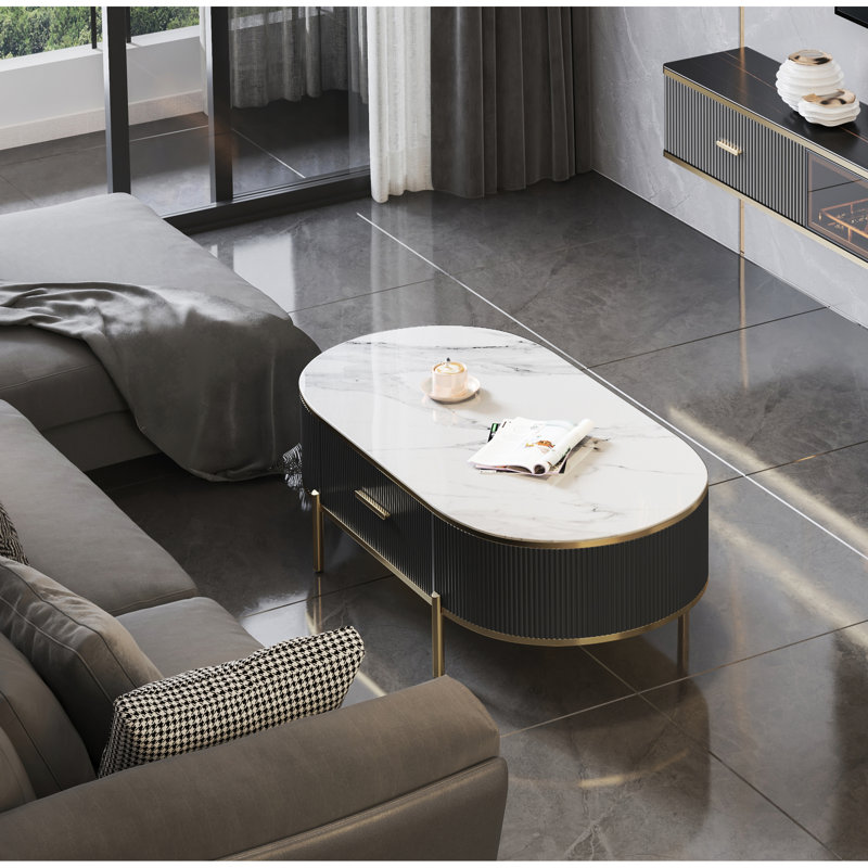 Table basse élégante avec plateau en pierre frittée blanche mat et gris foncé, rehaussée de détails dorés, tiroir pratique, structure en bois, pieds en acier inoxydable, résistante à la chaleur et aux taches. Style moderne.